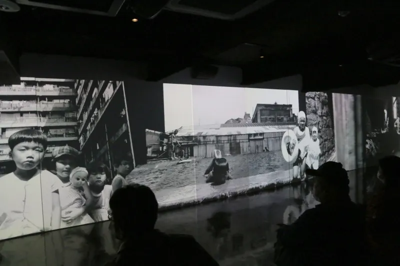 島民の貴重な写真を使って当時の暮らしを伝える大型スクリーン 