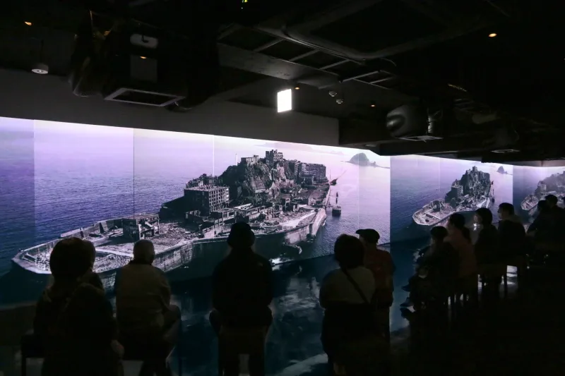 ３０ｍの巨大スクリーンを使い、軍艦島の暮らしを映像化 