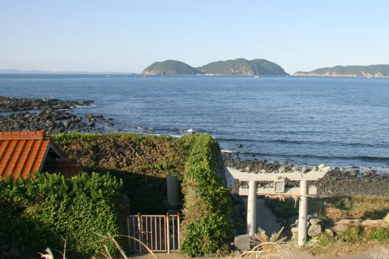 波戸岬灯台の下にある岬神社。沖に見える島は松島と加唐島 
