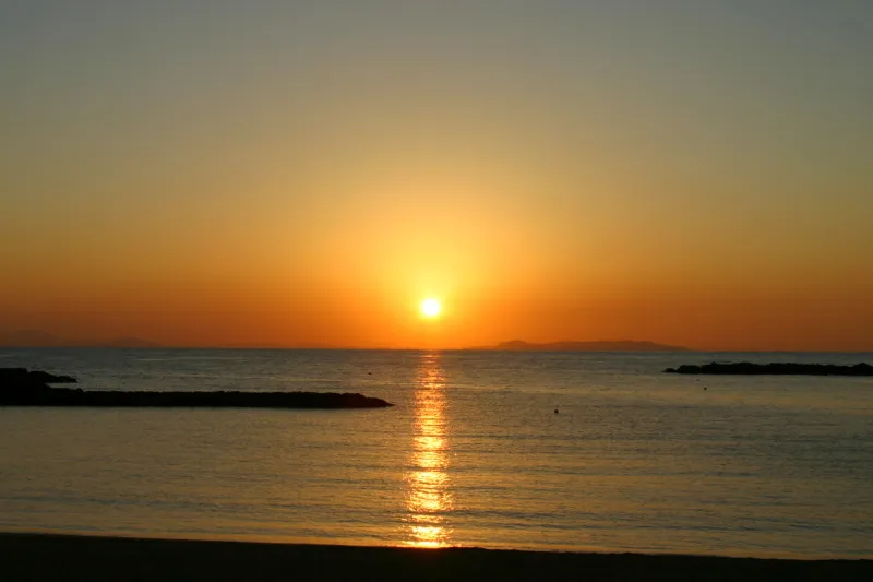 水平線に沈む太陽が見られる夕陽のビュースポット 