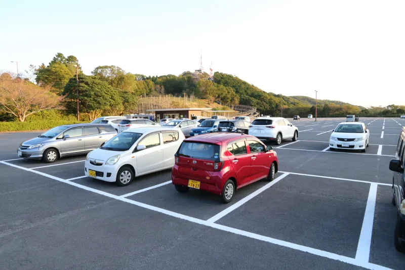 多くの人が利用している稲佐山中腹駐車場 
