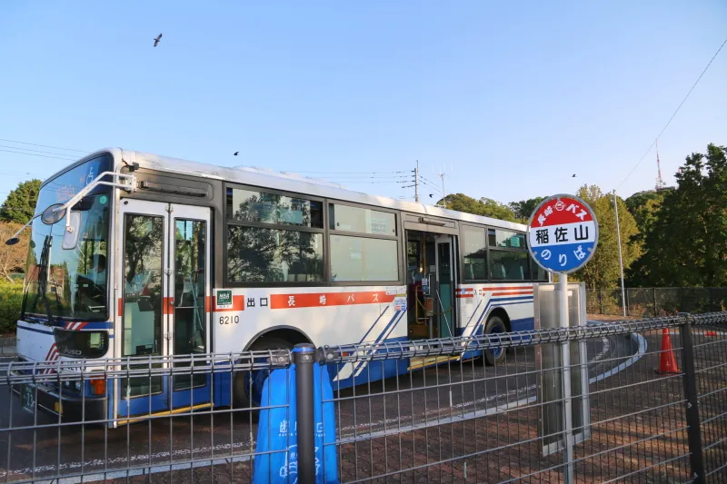 駐車場から少し離れた所にある長崎バス停「稲佐山」 
