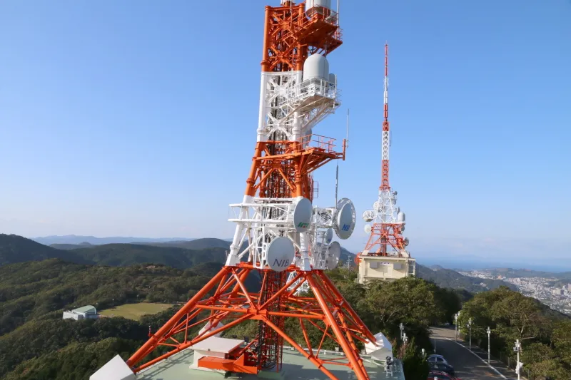 放送や通信のために設置されている大きな鉄塔 