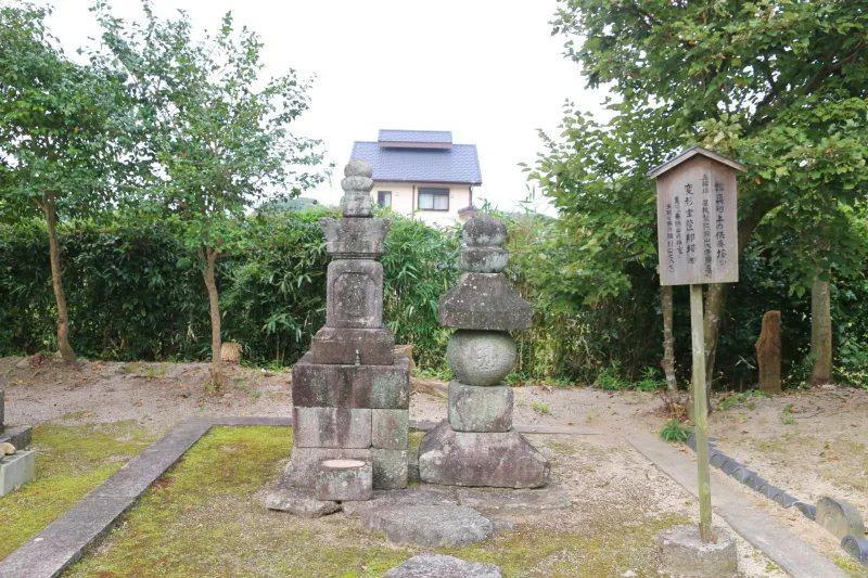 開山大唐国の文字が彫られている鑑真和上の供養塔（右側） 