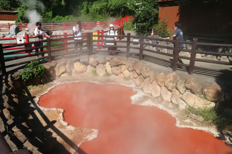 ９５度の温泉が湧き出し、含まれる鉄分で赤く染まる熱泥地獄 