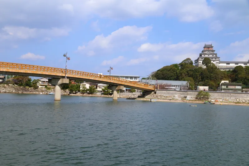 唐津城天守閣の目の前に架かる大きな橋 