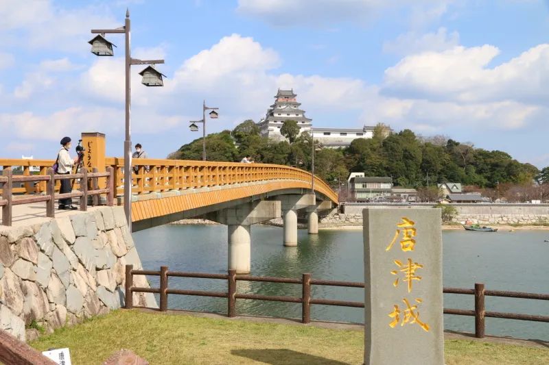 「唐津城」と彫られた石碑も立つ、橋のたもとは人気の撮影スポット 