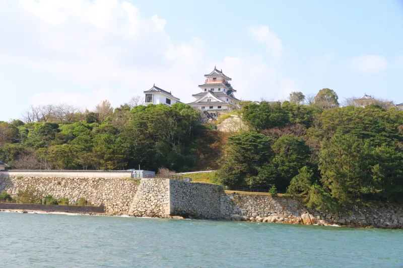 海の近くに立つ唐津城 