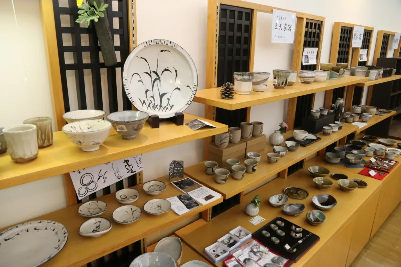 窯元２０カ所の陶器を展示販売する唐津焼コーナー 