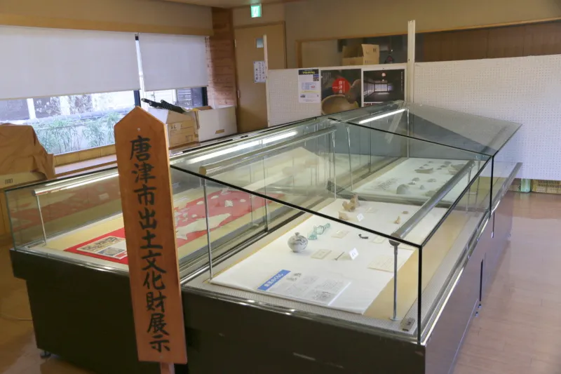 唐津城跡から出土した陶磁器が並ぶ展示コーナー 