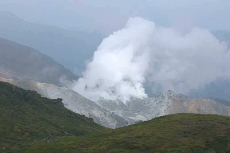 噴煙を上げながら九重山で火山活動が活発な硫黄山 