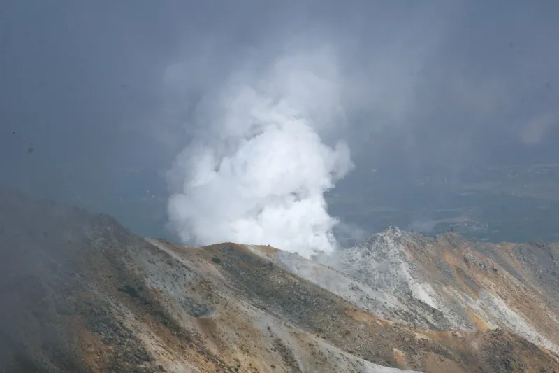 １９９５年の噴火後、噴煙を上げ続けている硫黄山 