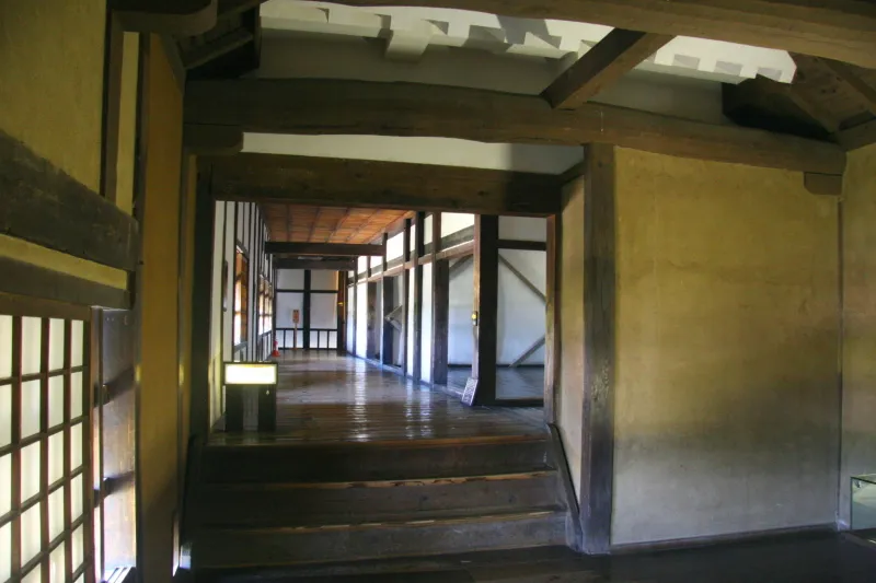 宇土櫓は内部見学が可能で、４００年の歴史を刻む床や柱は必見 