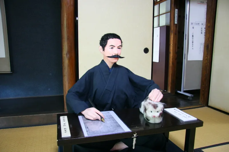 ヒモを引くと動き出す夏目漱石のカラクリ人形 