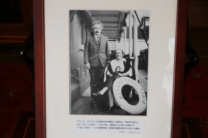 部屋に飾られているアインシュタイン夫妻の写真 