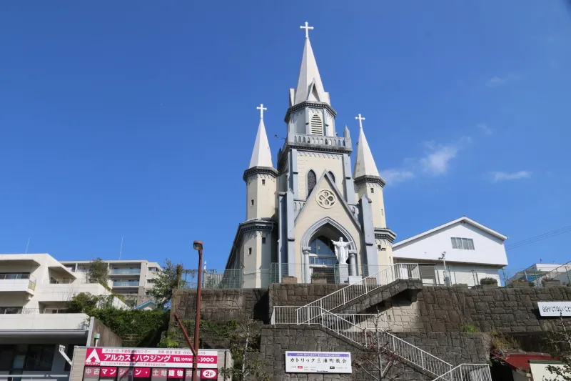 ゴシック建築の美しい教会堂の立つカトリック三浦町教会 
