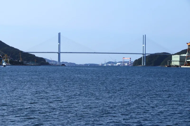 長崎港の出口部分に架けられている女神大橋 