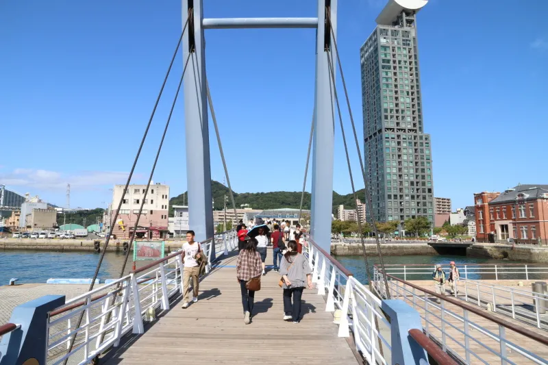 船溜りの出口部分に架けられ、多くの観光客が行き交う橋 