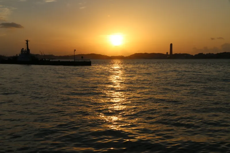 夕方になると関門海峡に沈む、太陽が眺められる夕日スポット 