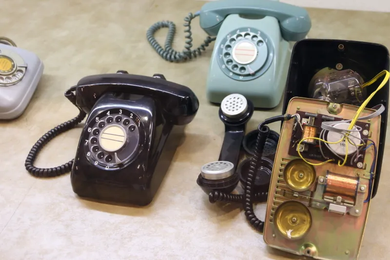 かつてどこの家にも置かれていた昭和の時代を象徴する黒電話 