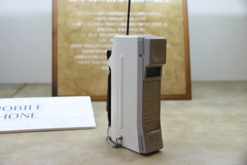 １９８７年にＮＴＴが発売した日本初の携帯電話「ＴＺ－８０２型」 