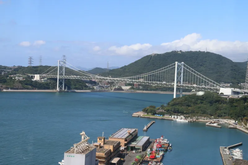 北方向に見える全長１０６８ｍの関門橋 