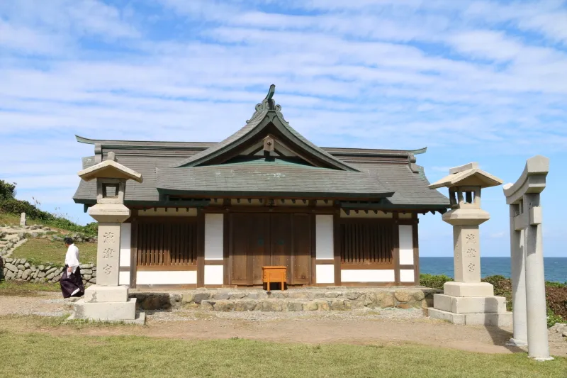 江戸時代に設置され、年２回、扉が開けられる拝殿 