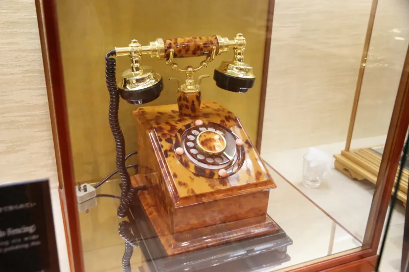 長崎カステラの色で再現されている、べっ甲製の電話機 