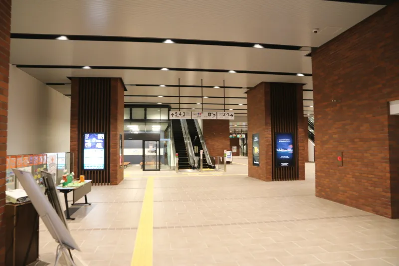 西九州新幹線の開通工事に伴い、綺麗に整備された新駅舎 