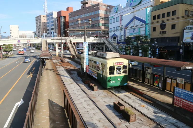 路面電車として親しまれている長崎電気軌道の長崎駅前停留場 