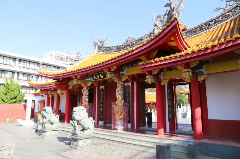 色鮮やかな建物が特徴となっている長崎孔子廟 