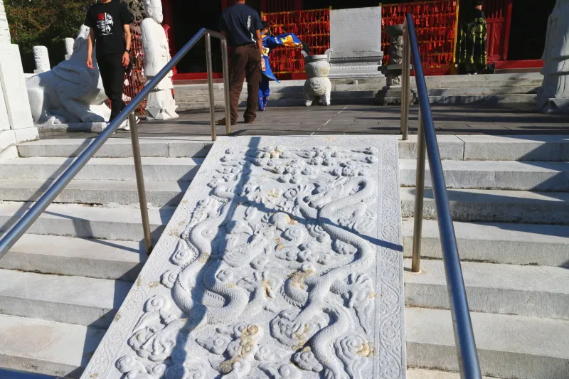 北京故宮を模して造られている龍が彫られた御道石 