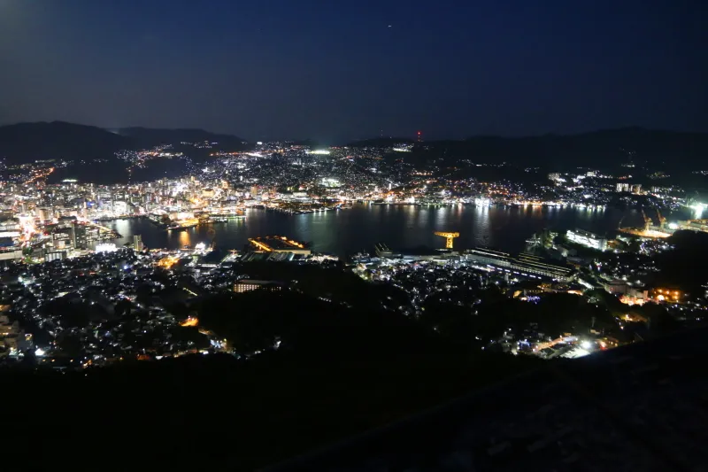 長崎湾の海を囲むように光が輝く美しい夜景 