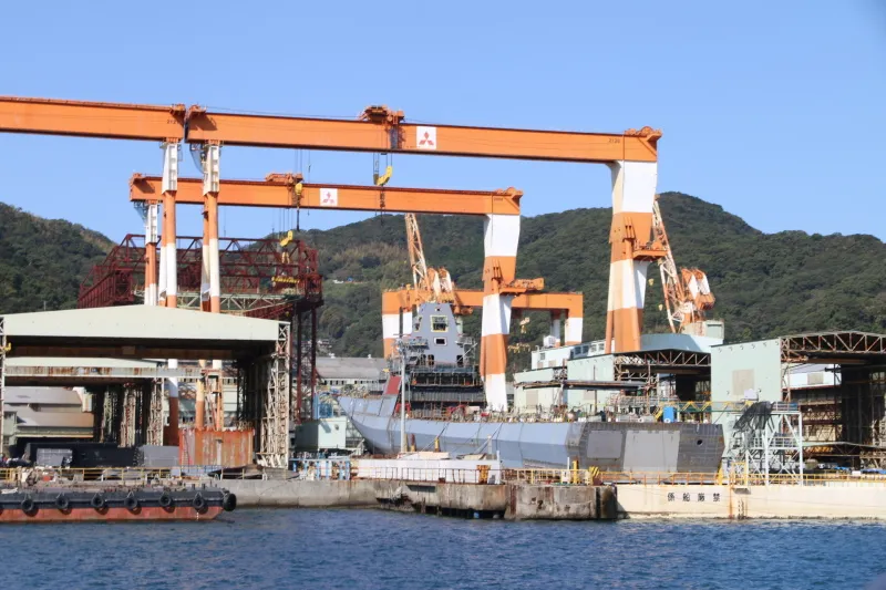建造中の新型護衛艦が見える三菱重工業長崎造船所 