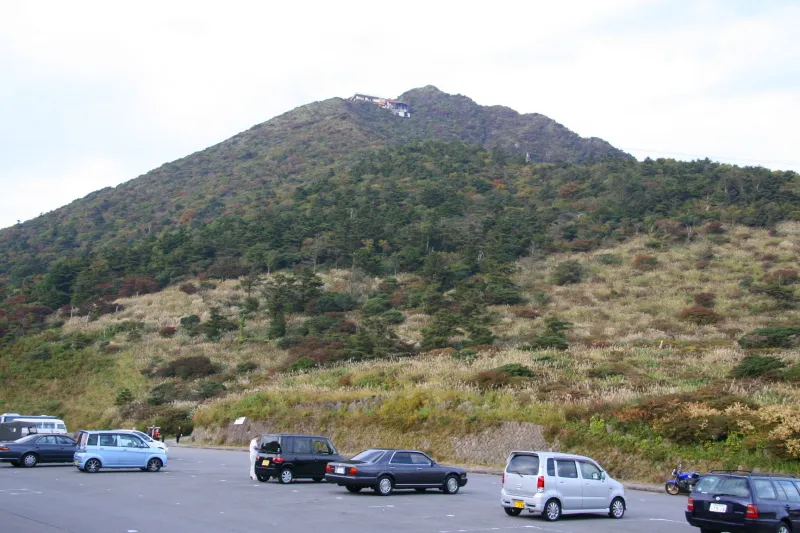 駐車場から眺めるロープウェイ山頂駅のある妙見岳 