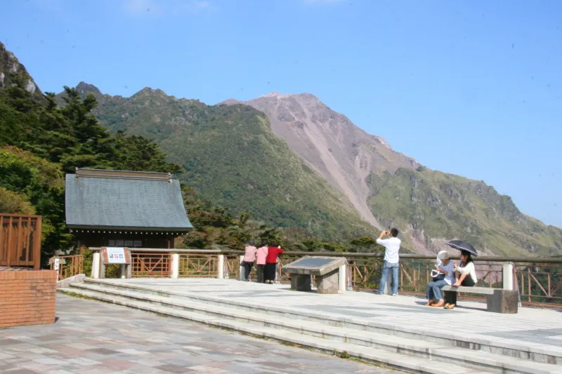 展望台から見ることができる普賢岳（左）と平成新山（右） 