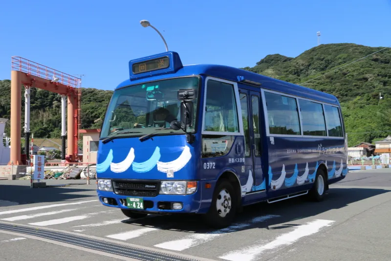 島の観光スポットを巡回する周遊バス 