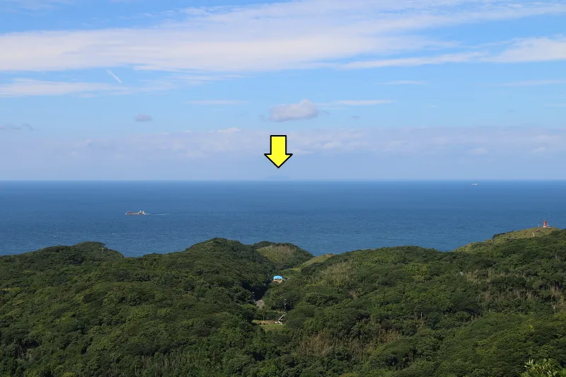 ４７ｋｍの先に小さく見える神宿る島と呼ばれる沖ノ島 