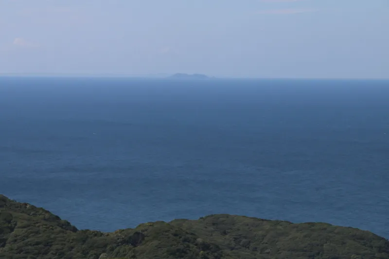 沖ノ島と同じ大きさに見える西方向の小呂島 