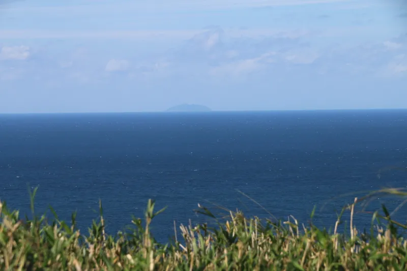 水平線に島影がうっすら見える神宿る島「沖ノ島」 