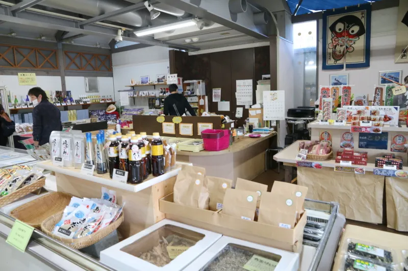 海産物や特産品が並ぶ、お土産屋「九十九島海鮮市場」 