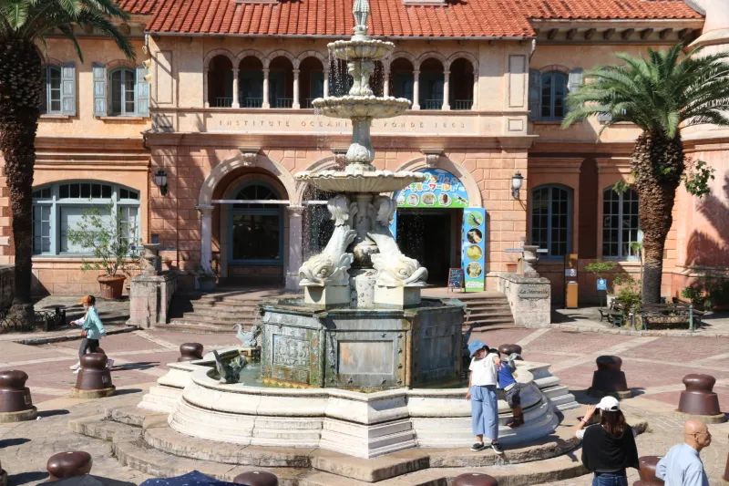 フランスの街並みを再現した噴水広場 