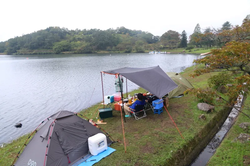 湖の畔にテントを張ることもでき、のんびりとアウトドアを満喫 