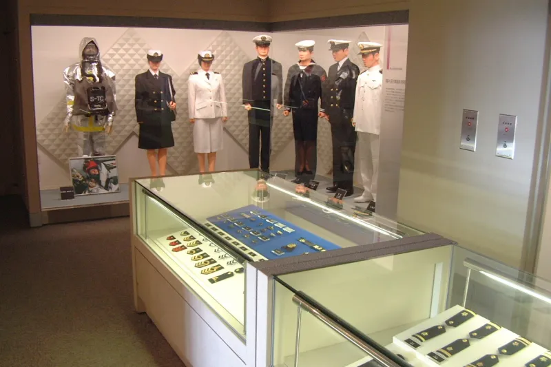 制服や階級章などを展示する自衛官コーナー 