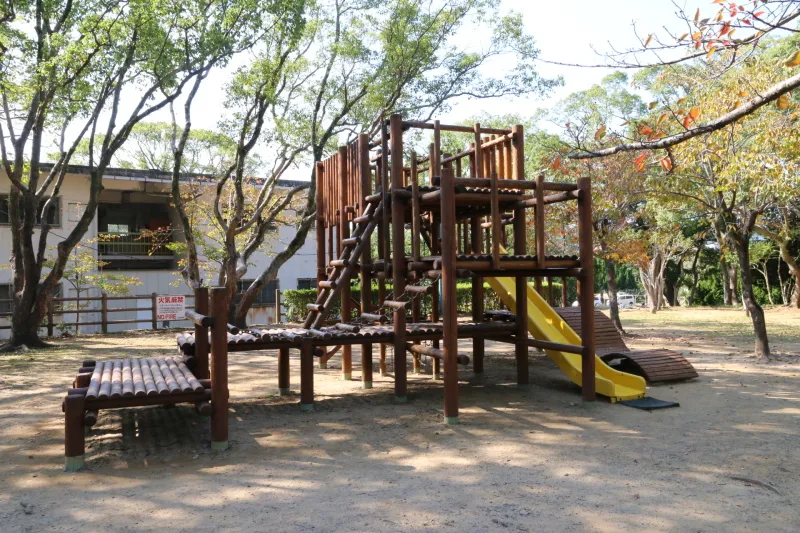 遊具やベンチなど設置されていて気軽に立ち寄れる公園 