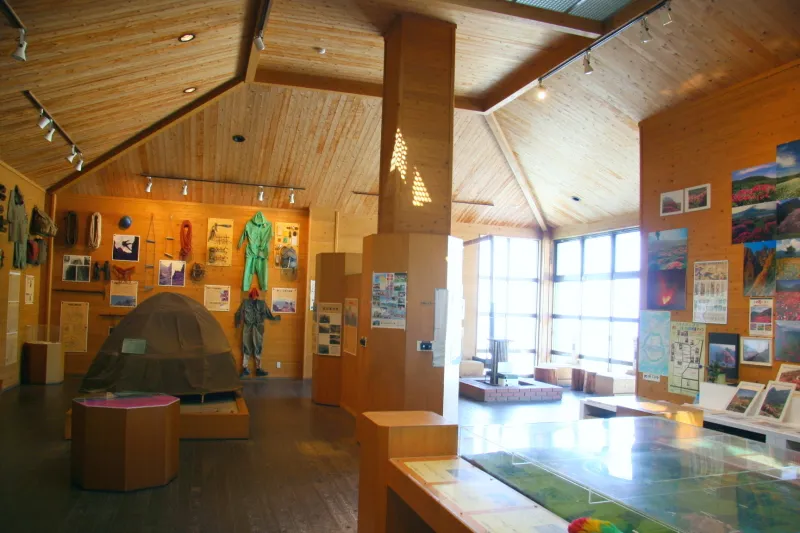 センター内の展示コーナーでは、阿蘇山の自然や四季を紹介 