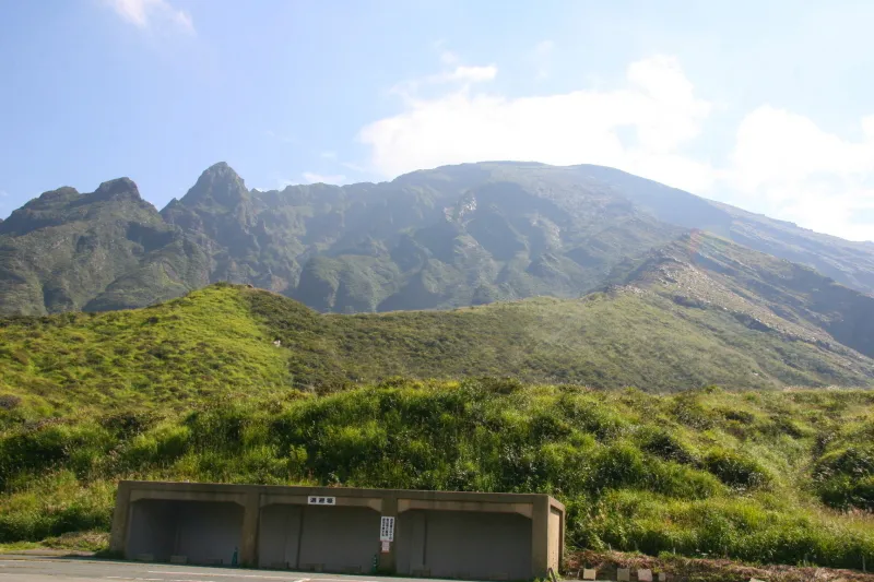 駐車場から眺める阿蘇高岳の山頂。高低差は７００ｍ 