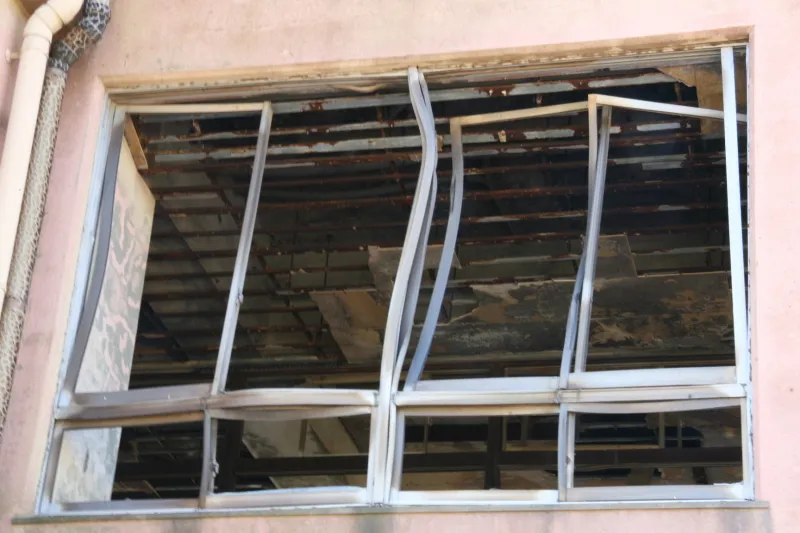 高熱の火砕流が校舎を襲ったため、変形している窓サッシ 