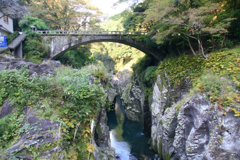 高千穂峡の五ヶ瀬川に架かる石造りの神橋 