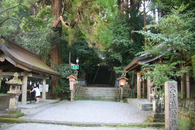 木々に囲まれ、静かにたたずむ高千穂神社 